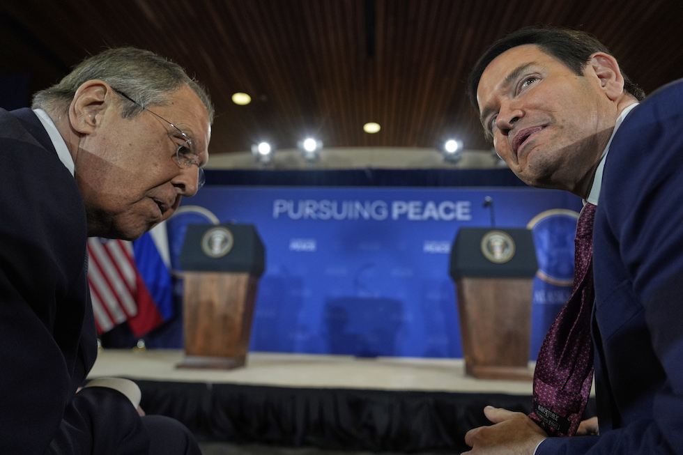 Il ministro degli Esteri russo Sergei Lavrov e il segretario di Stato americano Marco Rubio in Alaska il 15 agosto 2025 