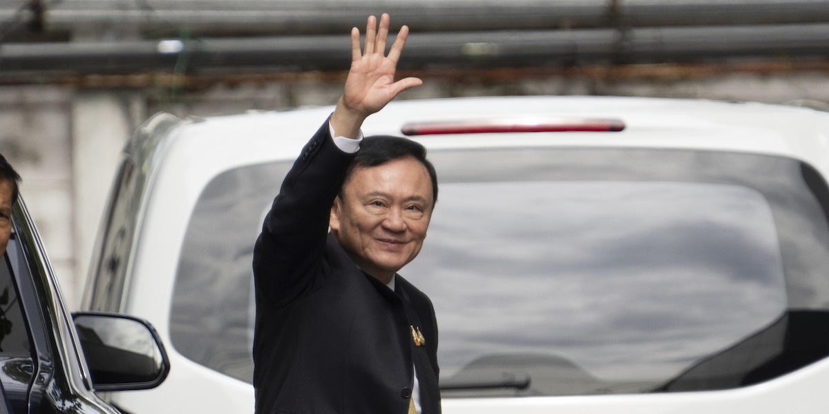 L’ex primo ministro thailandese Thaksin Shinawatra, ancora molto influente, è stato assolto dall’accusa di aver insultato la monarchia