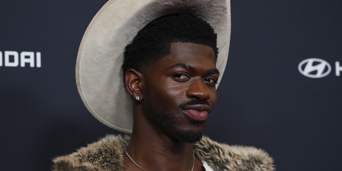 Il cantante Lil Nas X è stato arrestato con l’accusa di aver aggredito un poliziotto mentre camminava in mutande su un viale a Los Angeles
