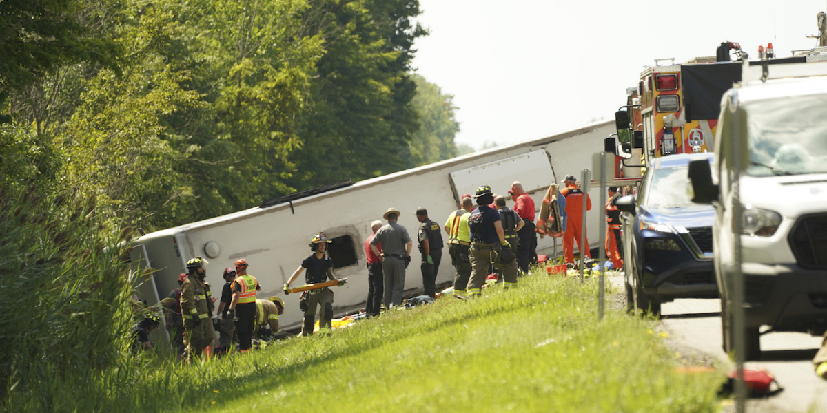 Un pullman di turisti si è ribaltato in autostrada vicino alle cascate del Niagara, nello stato di New York: 5 persone sono morte