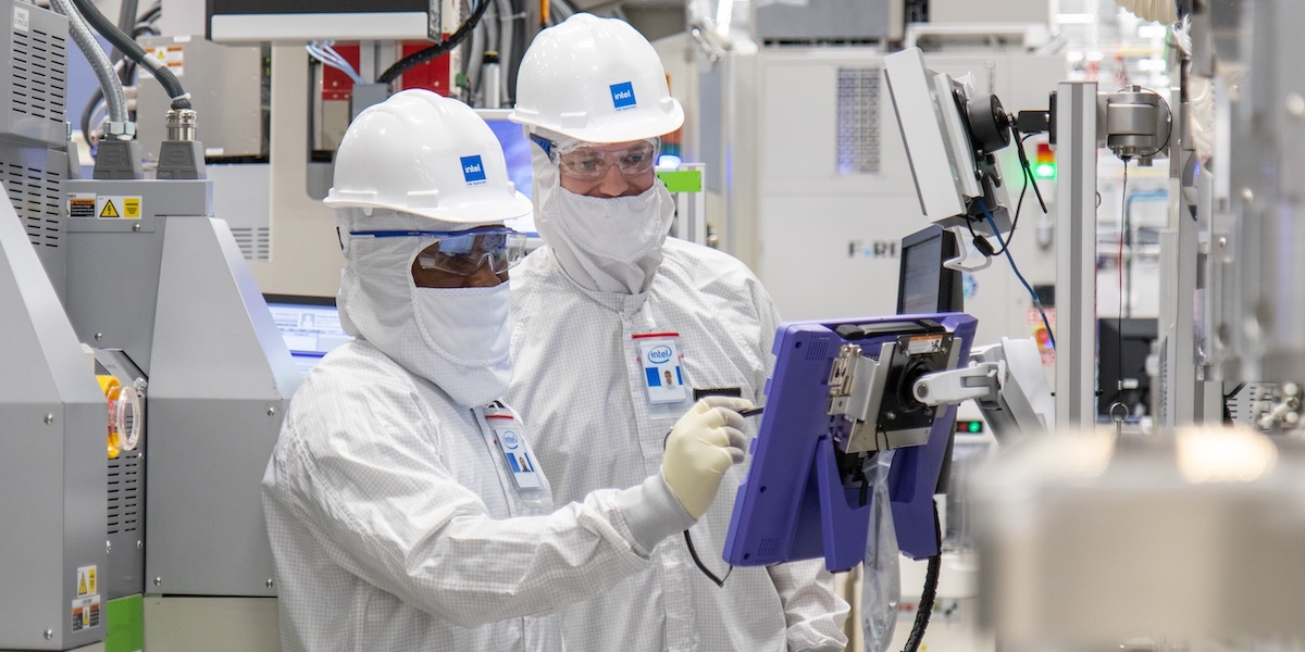 Due impiegati in uno stabilimento della Intel