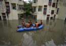 I soccorritori guidano un gommone per le strade allagate della città.