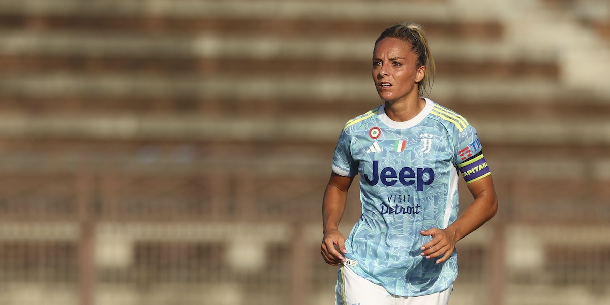 Leggi l'articolo: La fascia delle capitane della Serie A femminile di calcio, con scritto “Capitana”