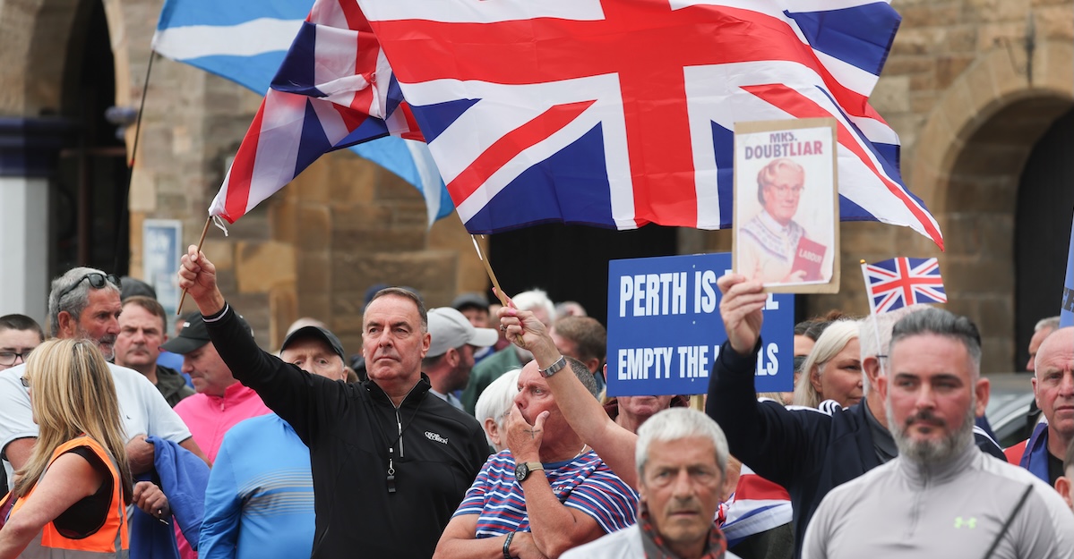 Le proteste contro gli hotel che ospitano richiedenti asilo, nel Regno Unito