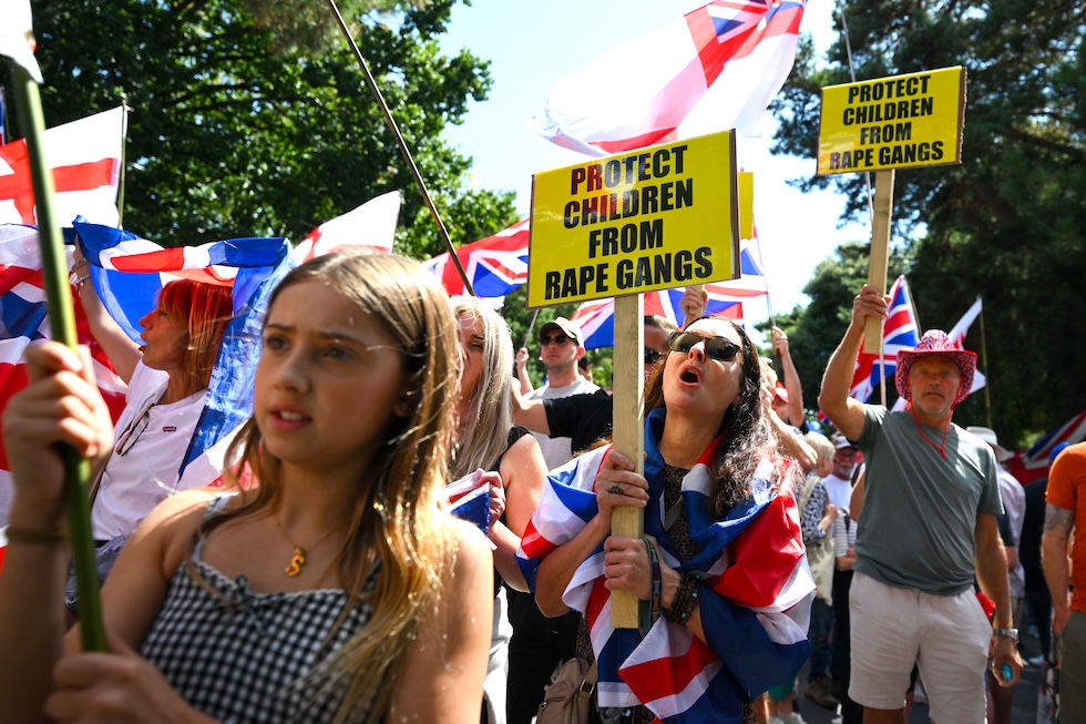 Manifestanti contro i richiedenti asilo davanti all'hotel The Roundhouse, a Bournemouth, il 9 agosto