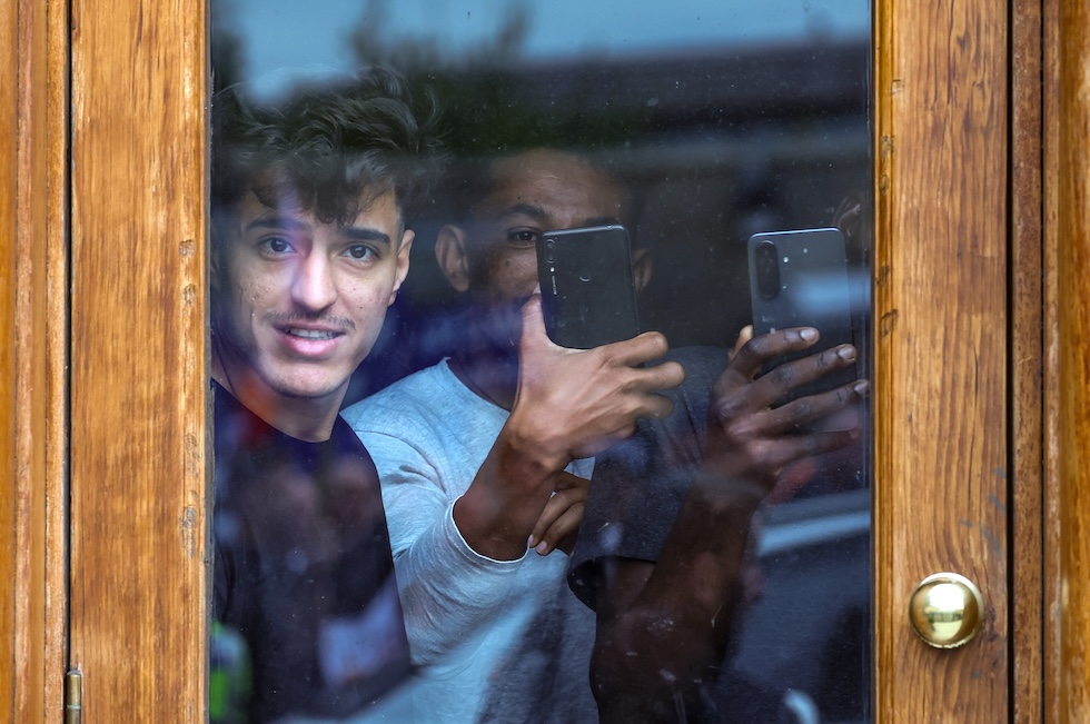 Alcuni richiedenti asilo in un hotel a Perth, in Scozia, il 23 agosto