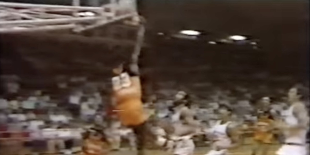 Leggi l'articolo: La schiacciata di Michael Jordan che mandò in frantumi un tabellone di vetro a Trieste, quarant’anni fa
