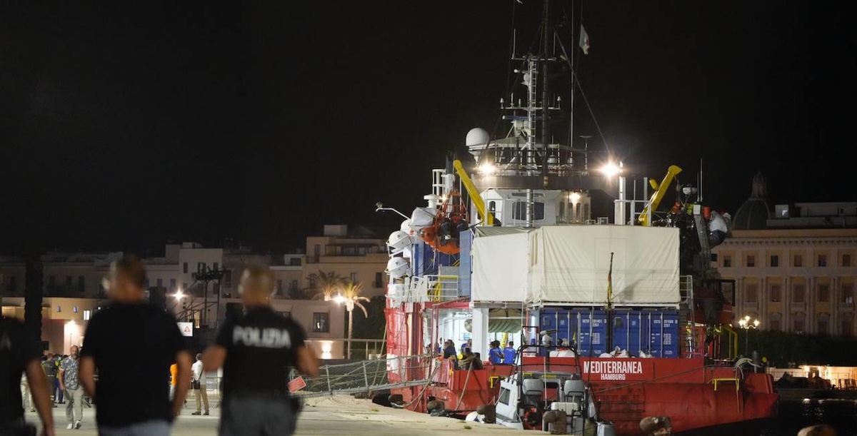 È stato imposto il fermo amministrativo alla nave Mediterranea, che aveva disobbedito all’ordine di sbarcare a Genova