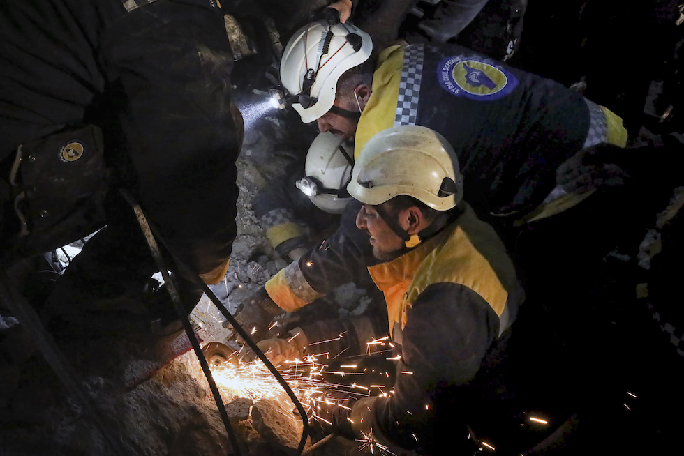 I caschi bianchi in Siria cercano di salvare delle persone da un edificio crollato, febbraio 2022 