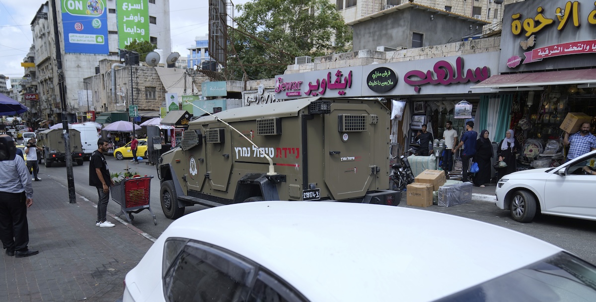 Decine di persone palestinesi sono state ferite nel corso di un’operazione militare israeliana a Ramallah, in Cisgiordania