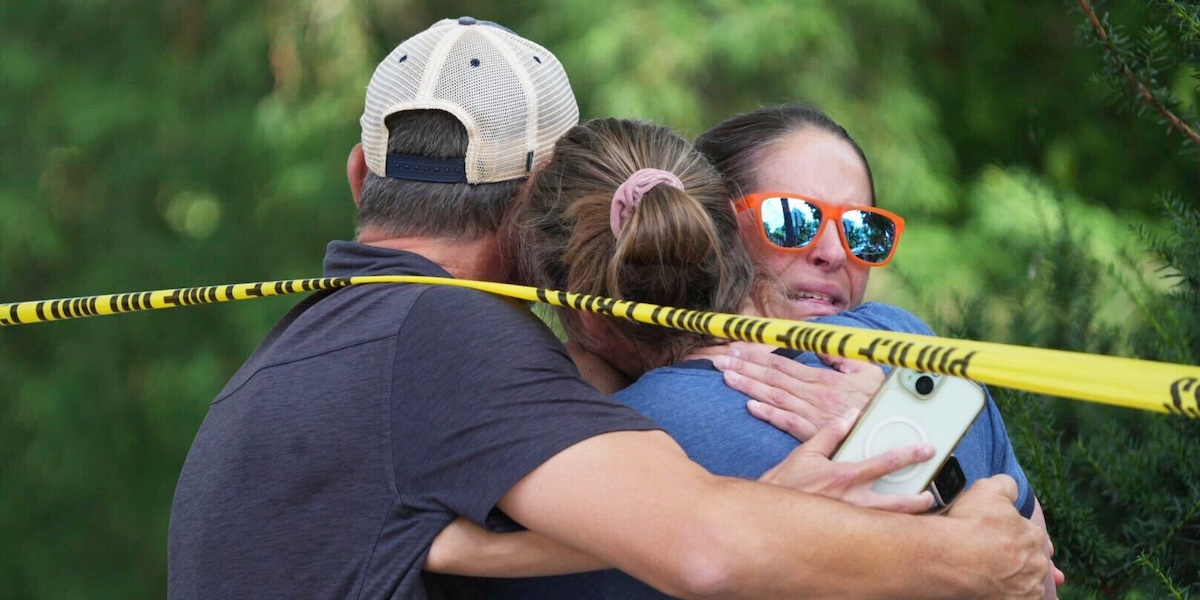 Due bambini sono stati uccisi in un attacco contro una scuola cattolica a Minneapolis, negli Stati Uniti