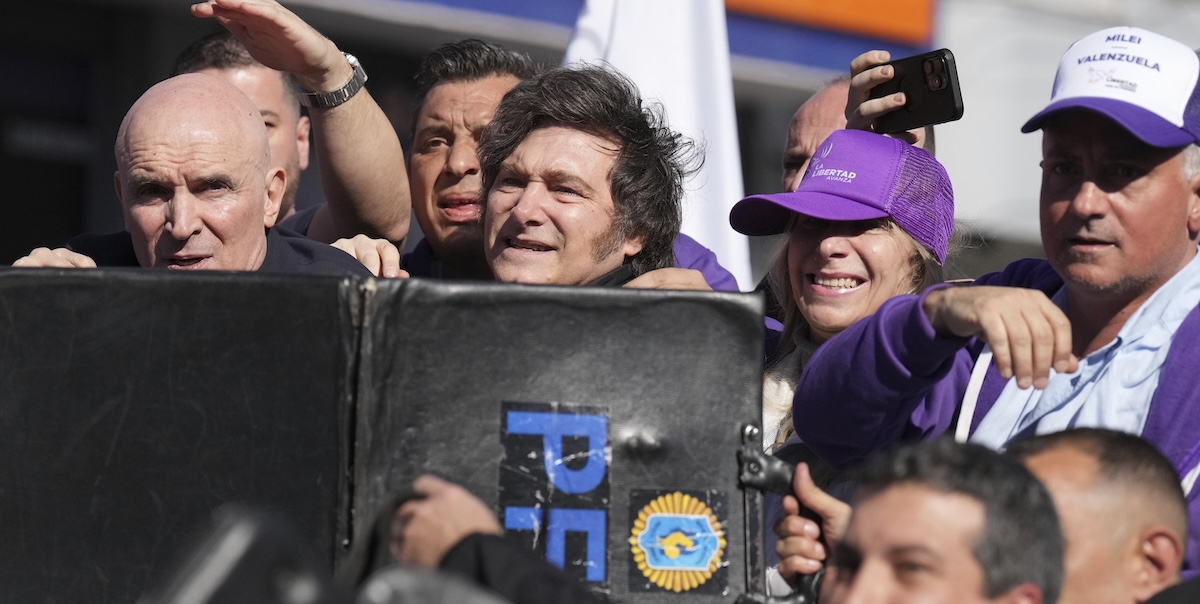 Leggi l'articolo: Il video del lancio di pietre contro il presidente argentino Javier Milei