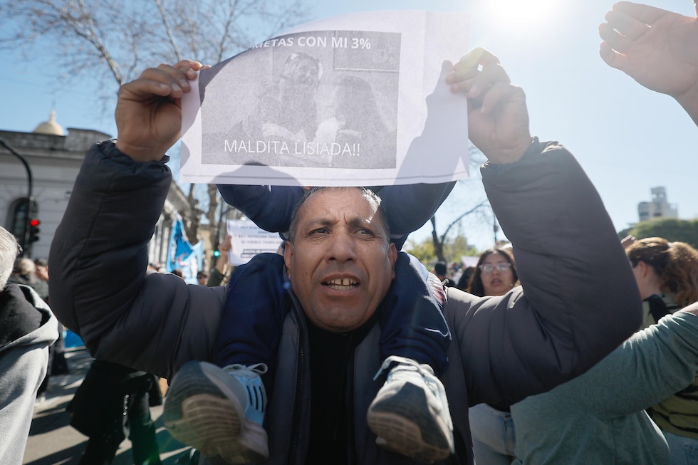 Un cartello con il 3 per cento, la percentuale delle presunte tangenti attribuita a Karina dalle registrazioni, a Lomas de Zamora, il 27 agosto
