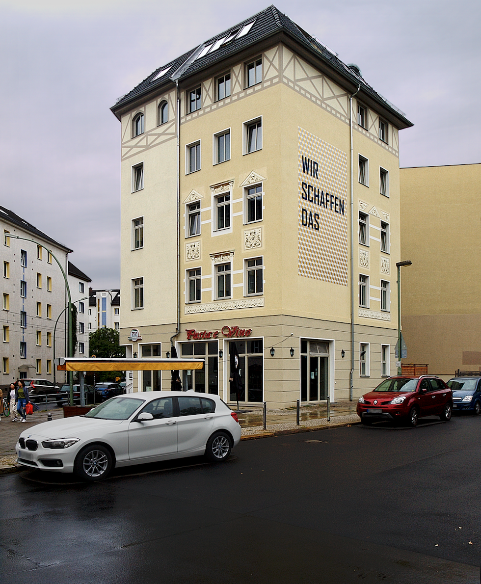 La scritta "Wir schaffen das" (ce la faremo) sul muro di una casa a Berlino, nel 2018 (Wikimedia Commons)