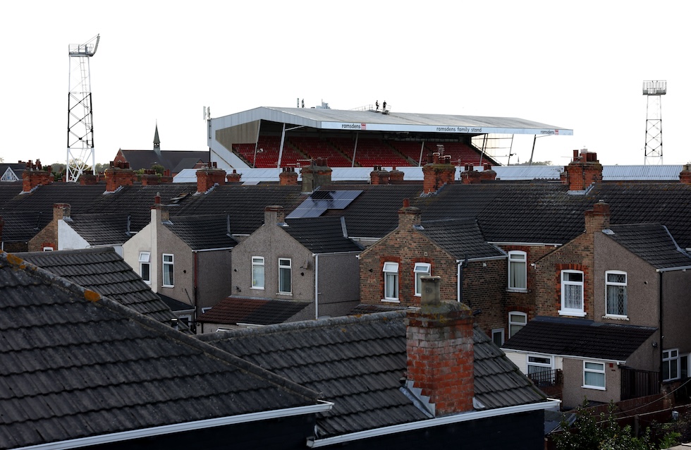Lo stadio del Grimsby è anche incastrato tra le case della città ed è molto difficile notarlo se non si è molto in alto (George Wood/Getty Images)