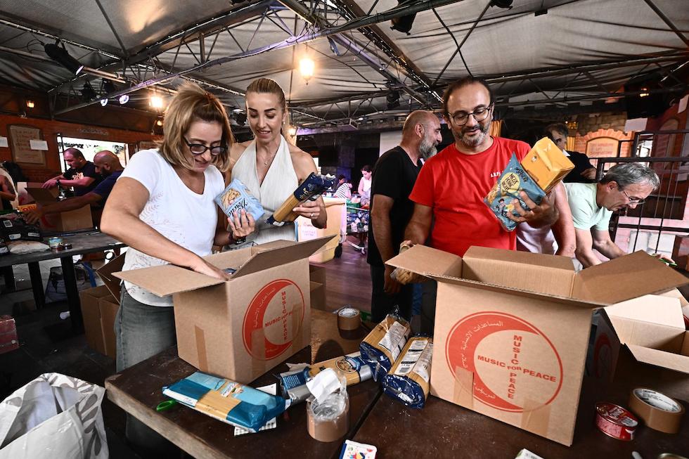 La sindaca di Genova Silvia Salis (al centro) impacchetta aiuti da caricare sulle barche della Global Sumus Flotilla, 27 agosto 2025 