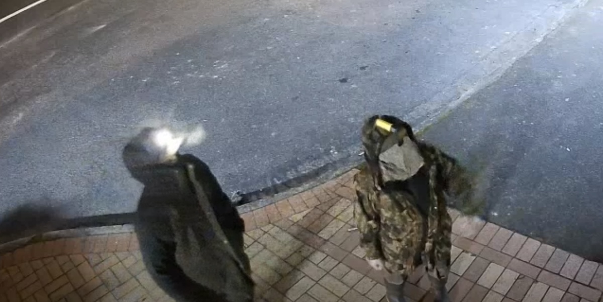 La polizia neozelandese ha diffuso un video che sembra mostrare l’uomo che nel 2021 fuggì con i figli nei boschi senza essere più trovato