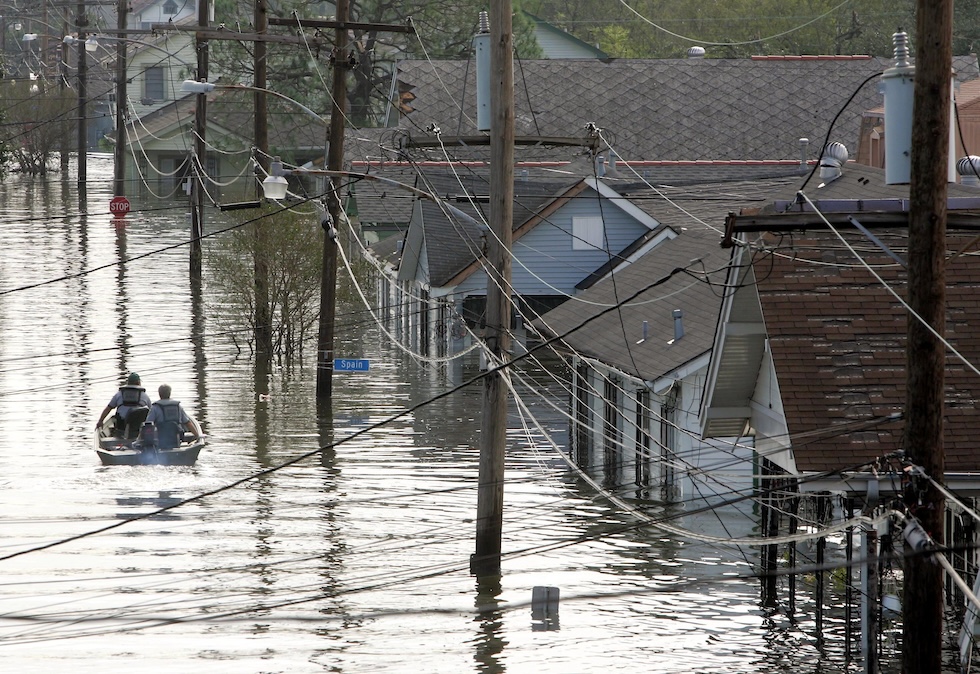 Una foto del personale di soccorso che cerca persone che necessitano aiuto per le strade allagate di New Orleans, 30 agosto 2005 