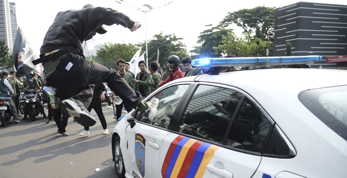 In diverse città dell’Indonesia ci sono grosse proteste contro la polizia