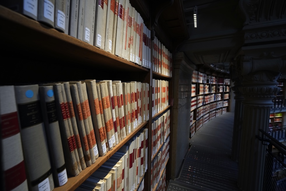 Scaffali di libri esposti nella sede principale della Bibliothèque Nationale de France, a Parigi, in una foto del 2022
