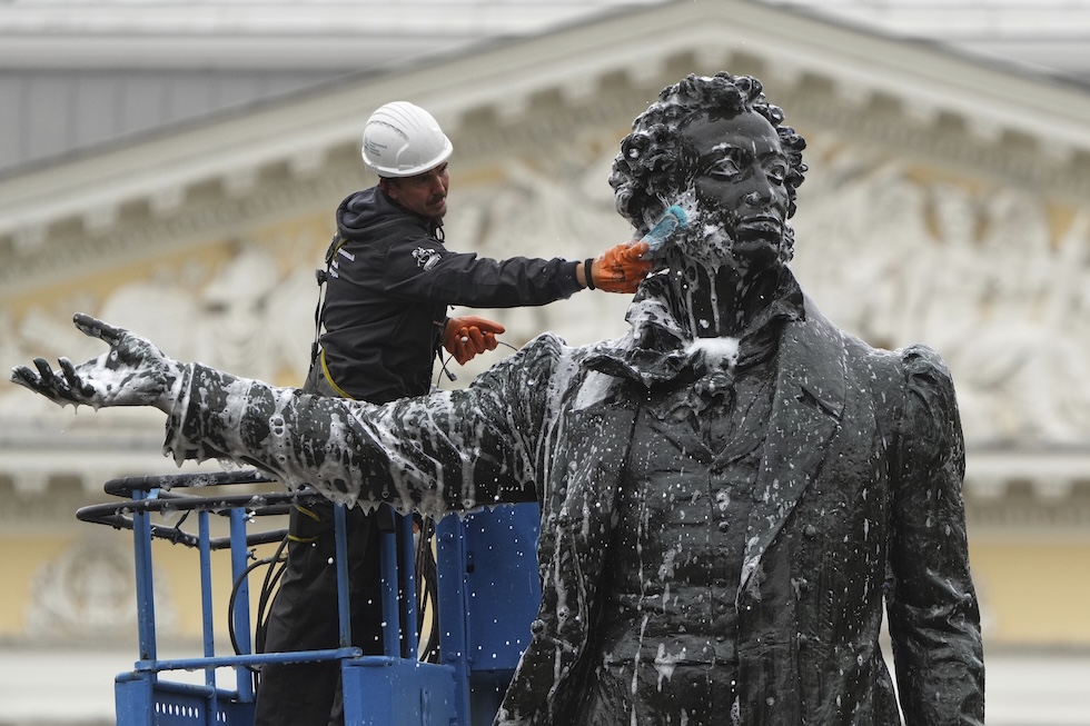 Le operazioni di pulizia di una statua di Pushkin a San Pietroburgo, 26 maggio 2025