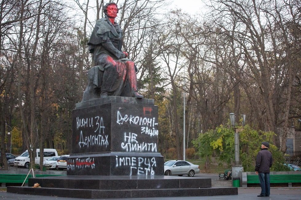 Una statua di Pushkin a Kiev, coperta di graffiti contro l'invasione russa, in una foto del novembre del 2023