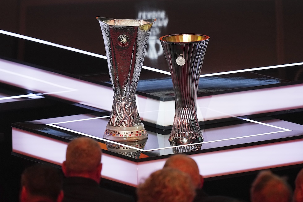 Il trofeo della Conference League a sinistra e quello dell'Europa League a destra, 29 agosto 2025 (AP Photo/Laurent Cipriani)