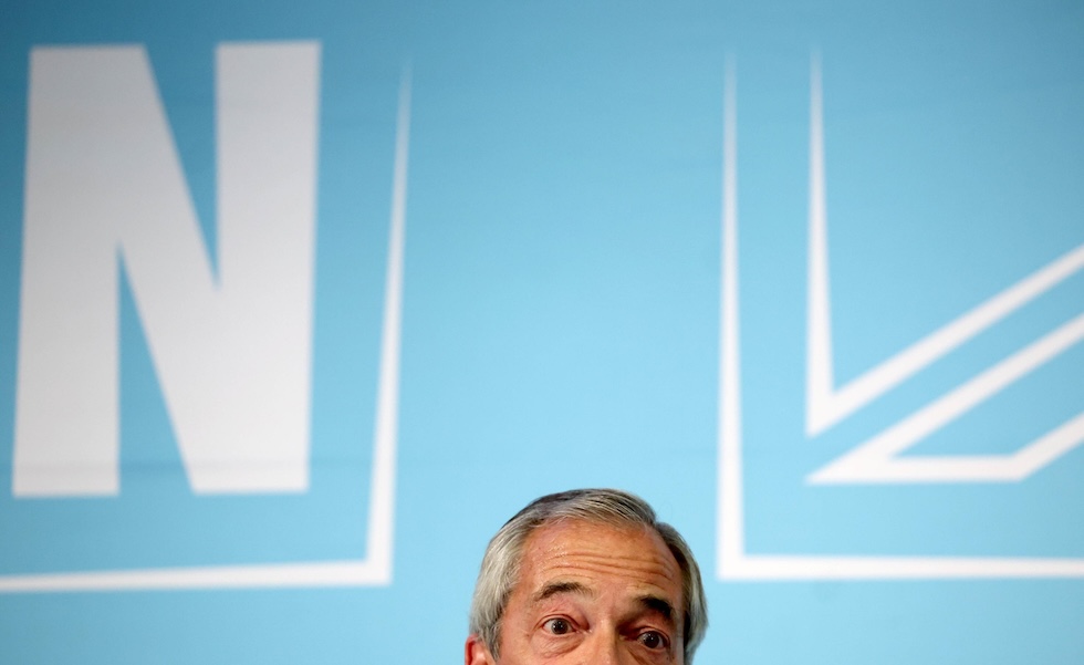 Un dettaglio di Farage durante una conferenza stampa a Londra, lo scorso giugno