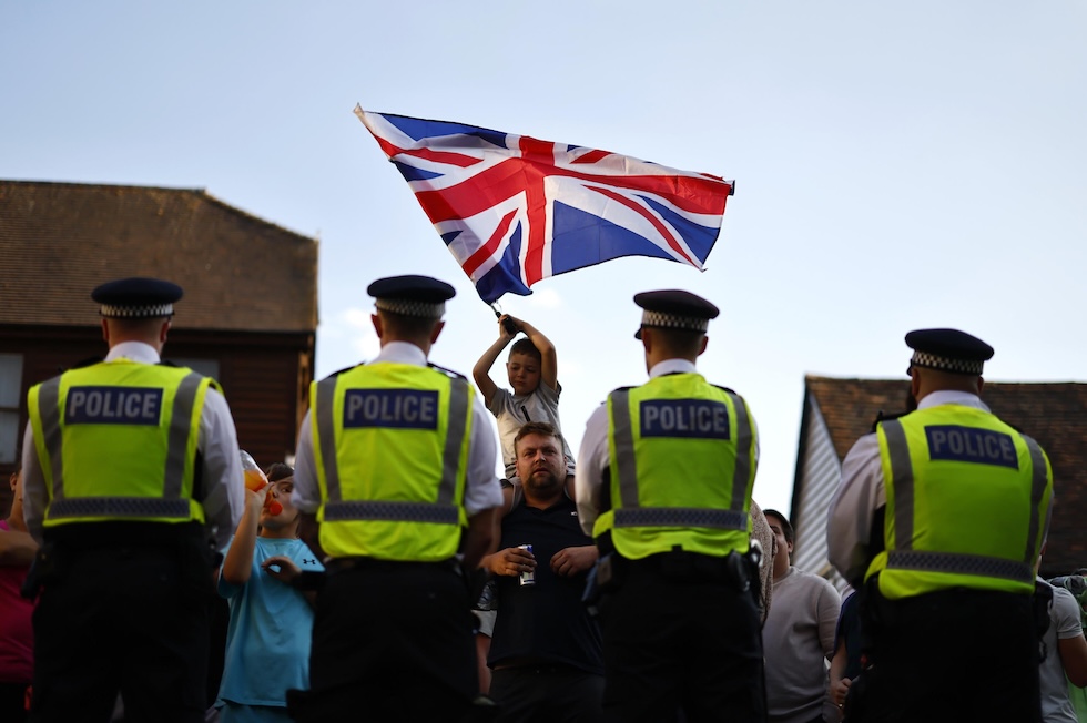 La polizia a una protesta dell'estrema destra contro gli hotel che ospitano richiedenti asilo, a Orpington, il 22 agosto 