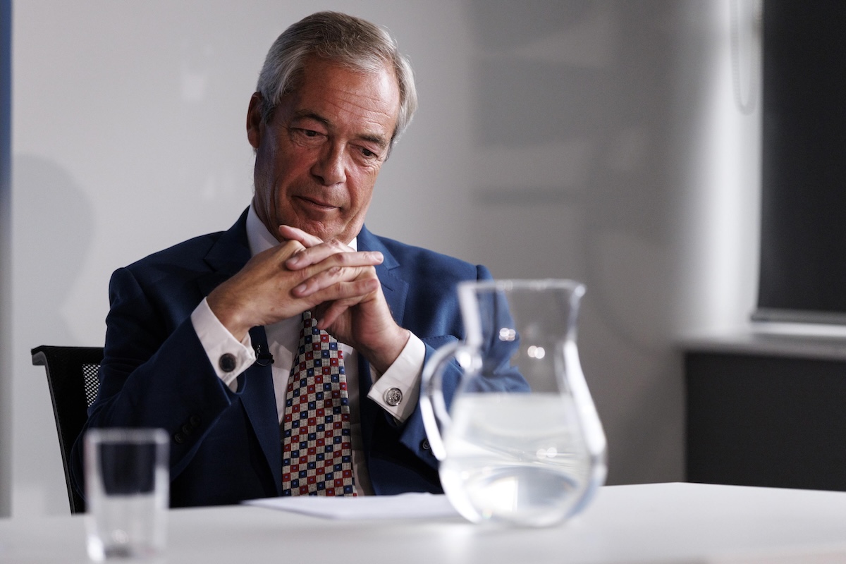 Nigel Farage nella sede di Reform, nella Millbank Tower di Londra, il 4 agosto