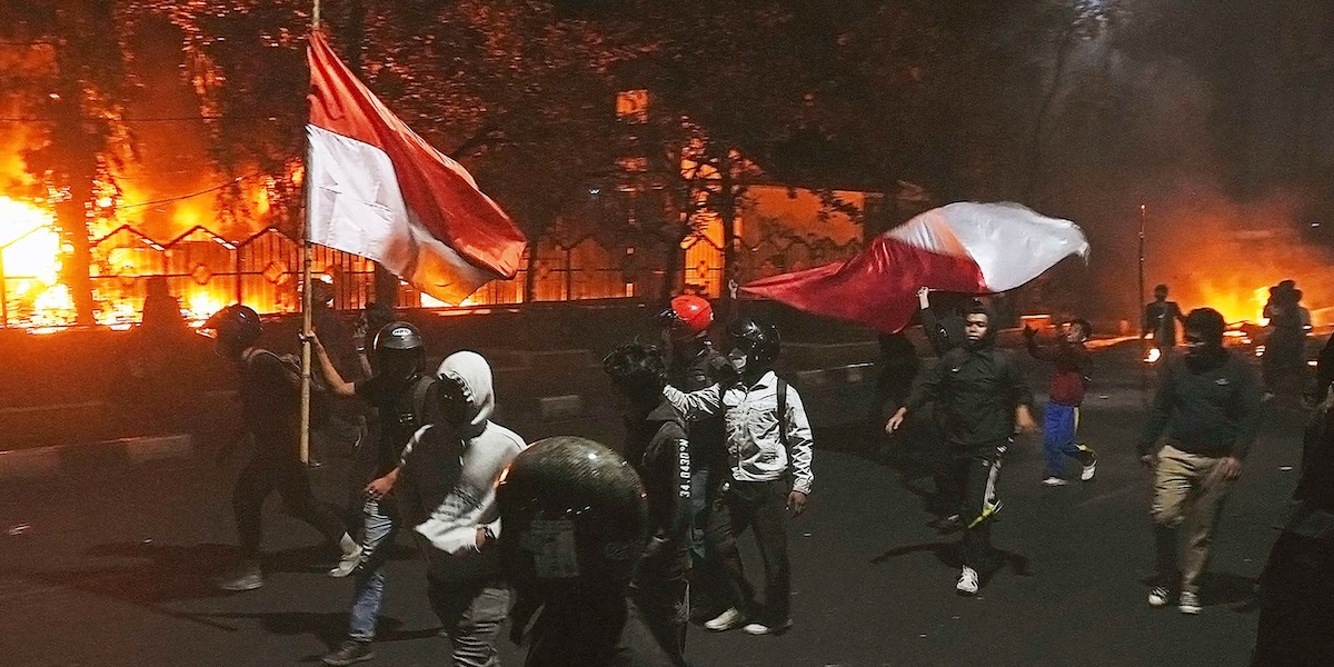 Tre persone sono morte nelle ampie proteste in corso in Indonesia contro una nuova indennità per i deputati