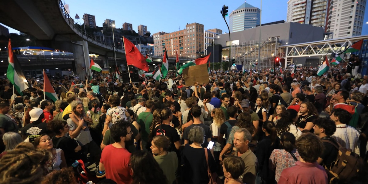 La fiaccolata per Gaza a Genova, molto partecipata