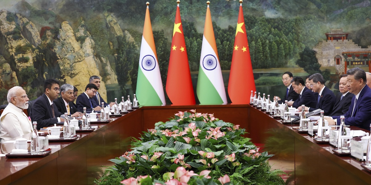Il primo ministro indiano Narendra Modi, sulla sinistra, e il presidente cinese Xi Jinping durante l'incontro a Tientsin, 31 agosto (Indian Prime Minister's Office via AP)