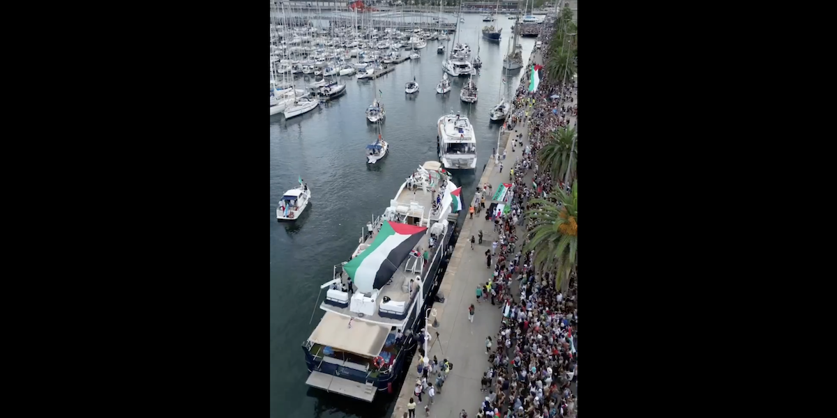 Le barche della Global Sumud Flotilla sono partite da Barcellona, dopo che erano tornate indietro per una tempesta