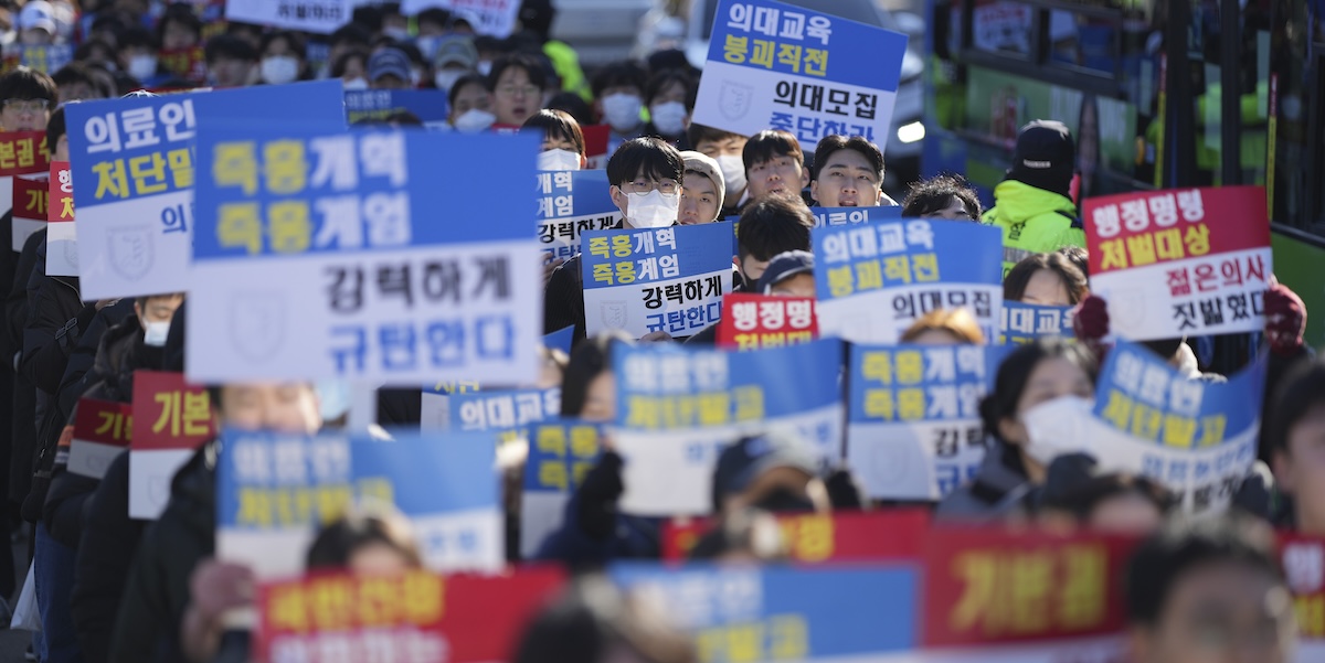 Dopo un anno e mezzo in Corea del Sud medici e tirocinanti hanno smesso di protestare e stanno tornando negli ospedali