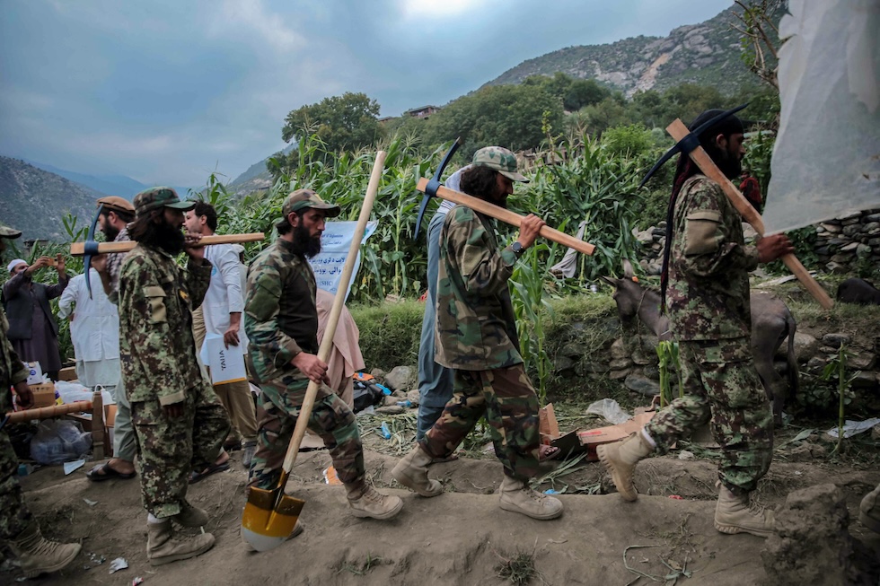 Alcuni uomini dei soccorsi organizzati dal governo arrivano nella provincia di Kunar, lunedì 1° settembre (EPA/SAMIULLAH POPAL)
