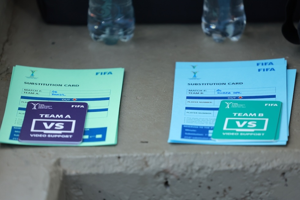 I cartellini usati ai Mondiali femminili Under-20 per richiamare l'arbitro a rivedere un'azione, 15 settembre 2024 (Hector Vivas - FIFA/FIFA via Getty Images)