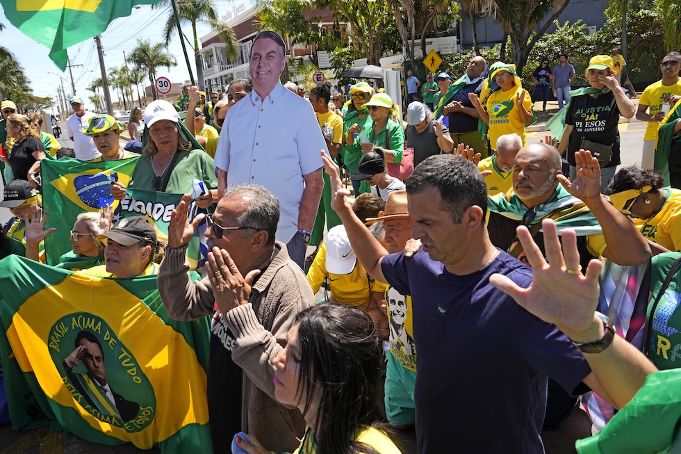 Sostenitori di Bolsonaro pregano durante una protesta per contestare il suo processo, il 31 agosto