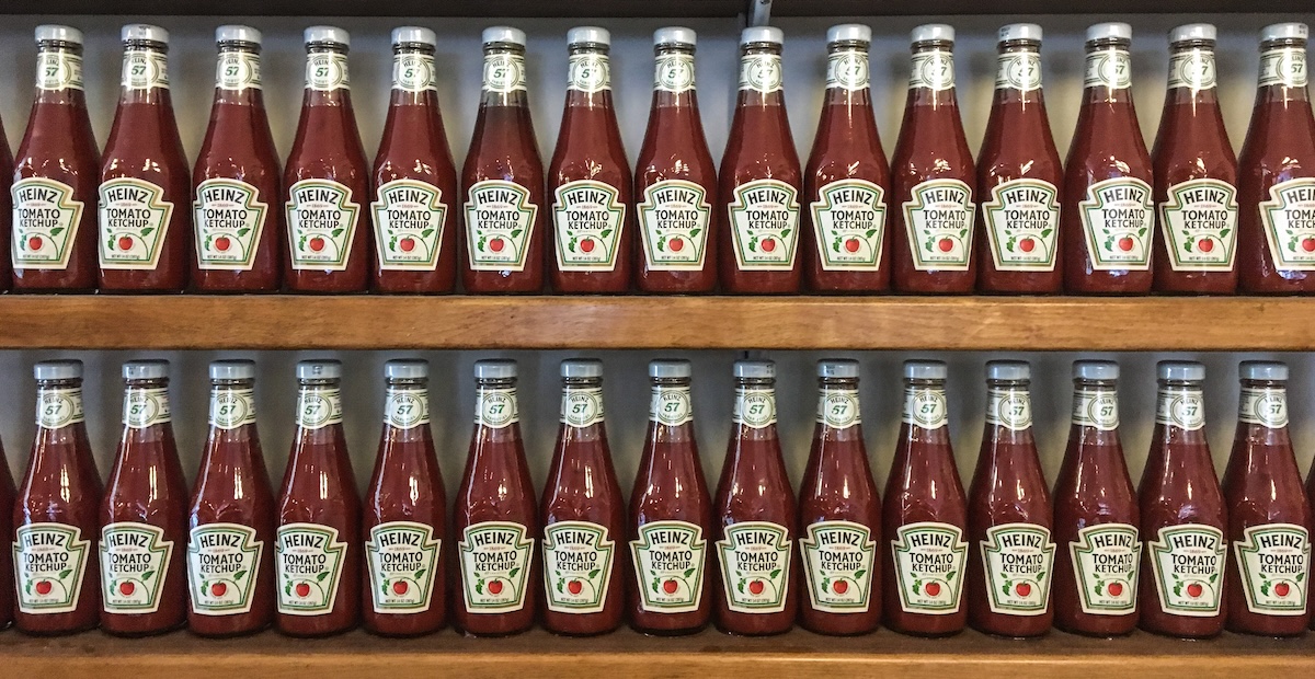 L’azienda statunitense Kraft Heinz si dividerà in due società separate perché la fusione del 2015 non ha funzionato