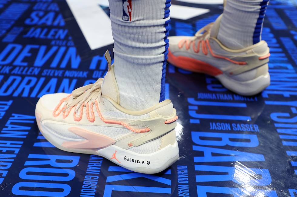 Il nome Gabriela scritto su una delle scarpe di Doncic