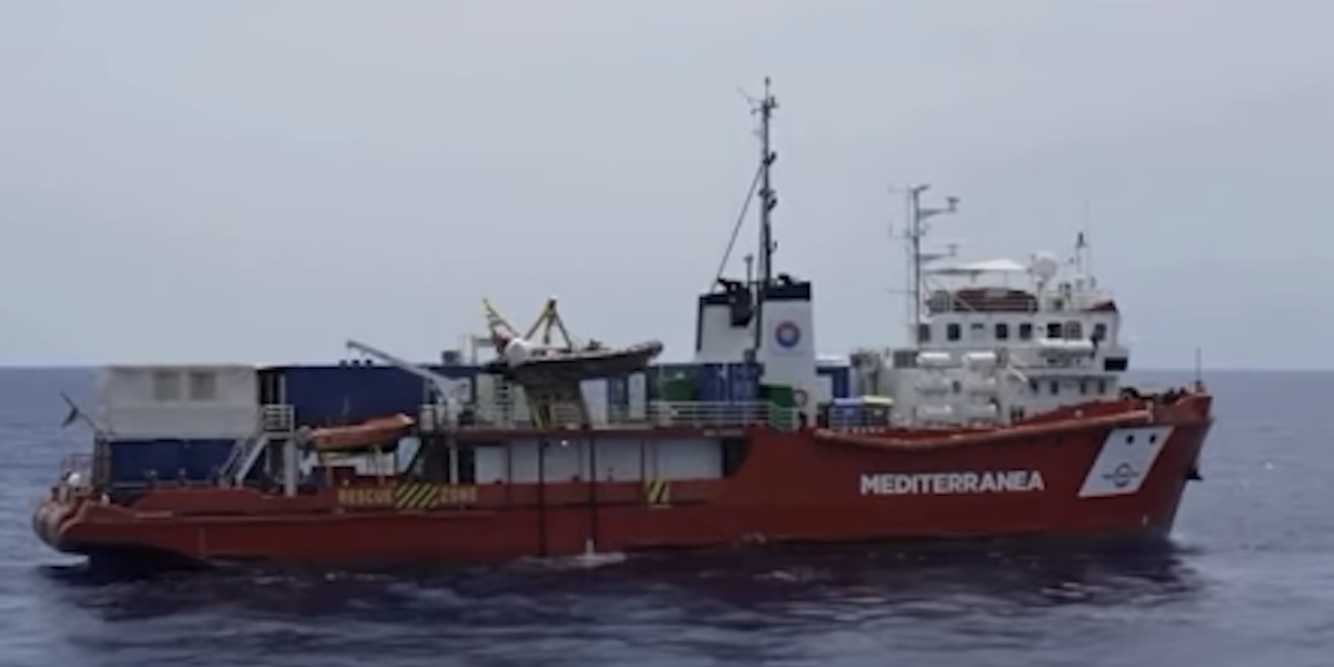 La nave Mediterranea è stata sottoposta a fermo per due mesi, per aver sbarcato a Trapani anziché a Genova 10 persone soccorse in mare
