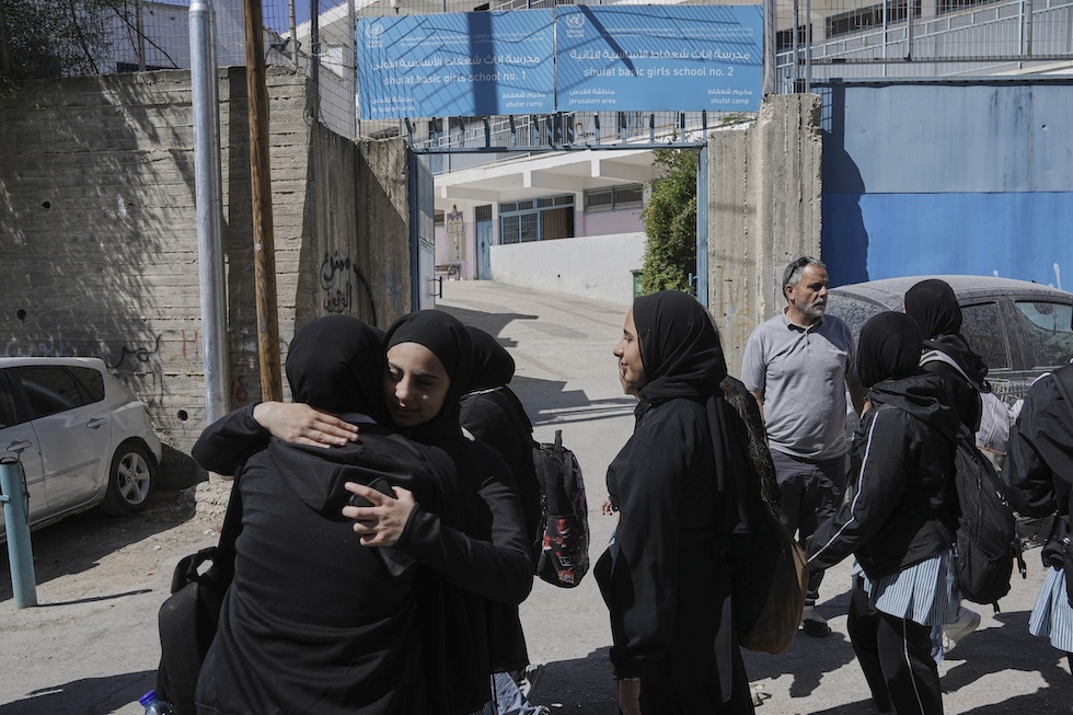 Studenti davanti a una scuola dell'UNRWA nel campo profughi di Shuafat, a Gerusalemme Est, l'8 maggio del 2025 (AP Photo/Mahmoud Illean)