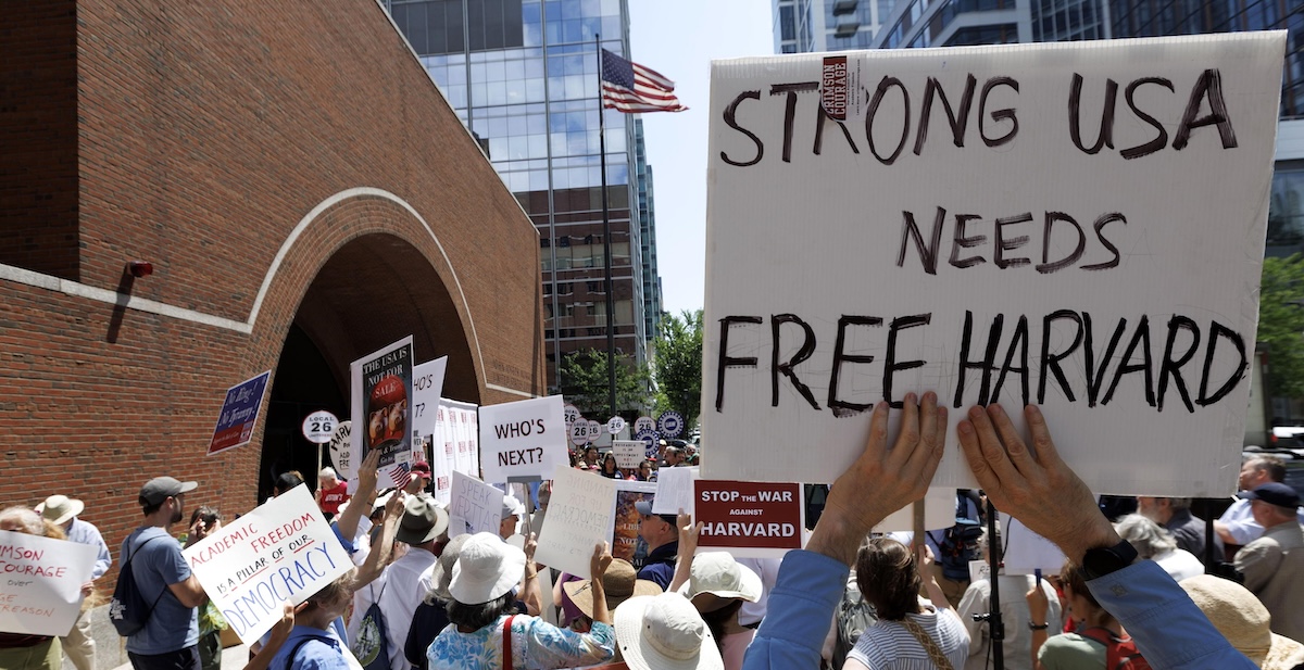 Una giudice statunitense ha stabilito che la decisione di Trump di sospendere i fondi pubblici all’università di Harvard è illegale