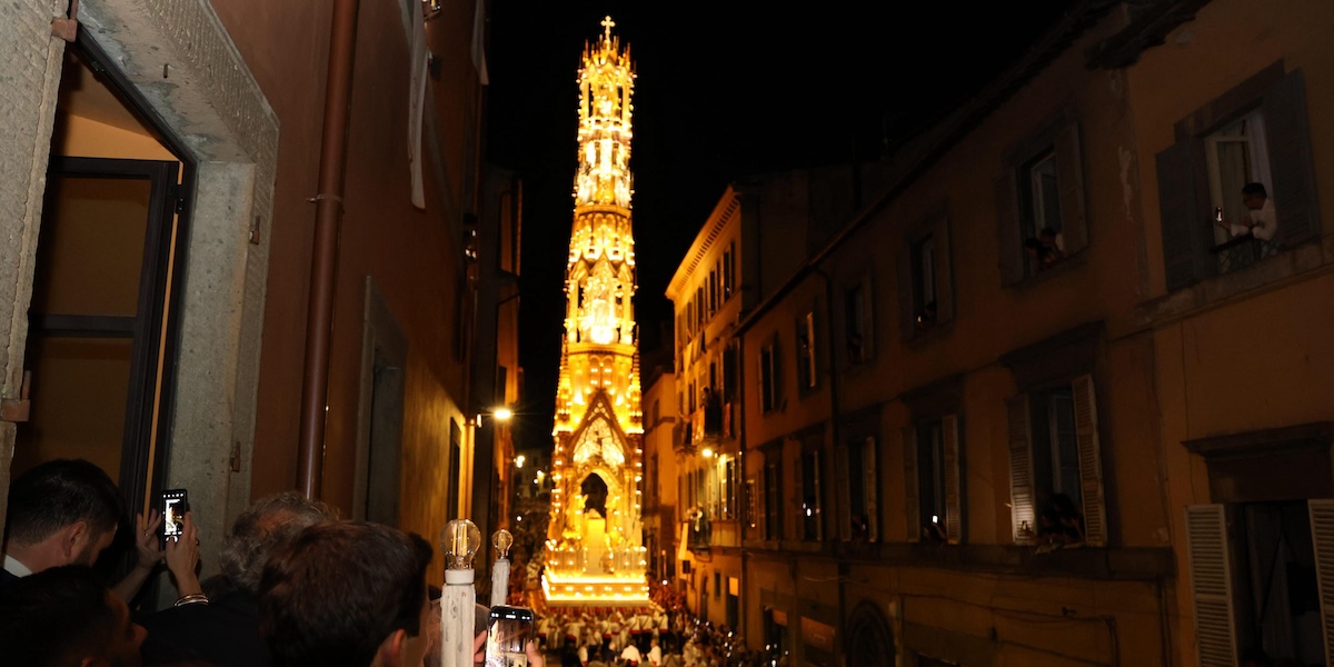 A Viterbo la polizia ha arrestato due uomini trovati in possesso di armi e munizioni alla festa di Santa Rosa