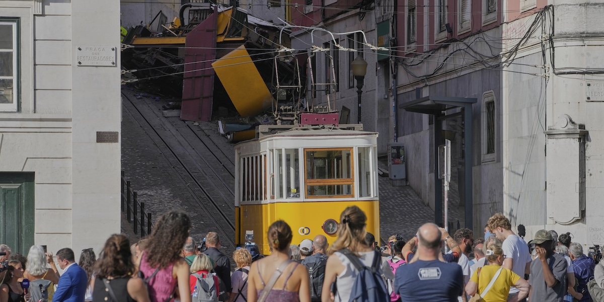 Le persone morte nell’incidente alla funicolare di Lisbona sono state tutte identificate