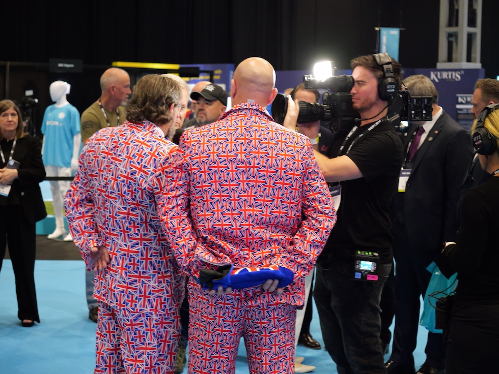 I sostenitori dei precedenti partiti di Farage (UKIP e Brexit Party): uomini di mezza età con addosso i colori nazionali, il 6 settembre a Birmingham