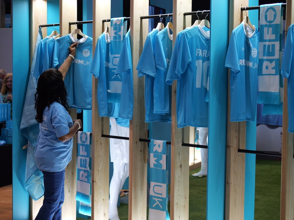 Il merchandising di Reform UK in vendita alla convention, 6 settembre