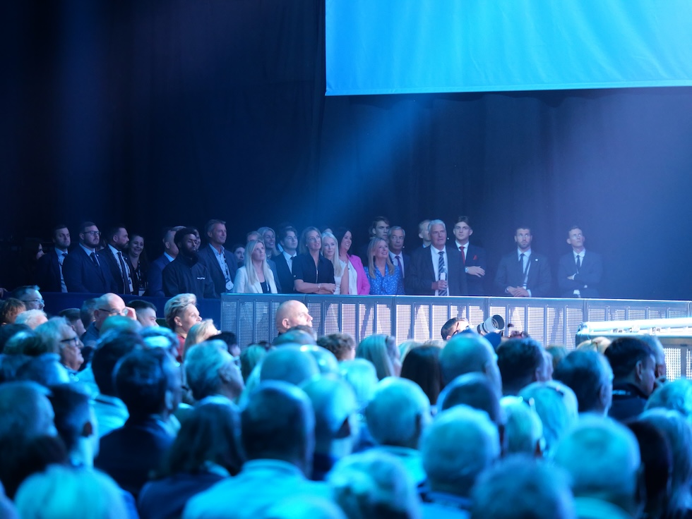 Farage e altri dirigenti di Reform, tra cui George Finch, ascoltano il discorso del vice leader, Richard Tice, il 6 settembre