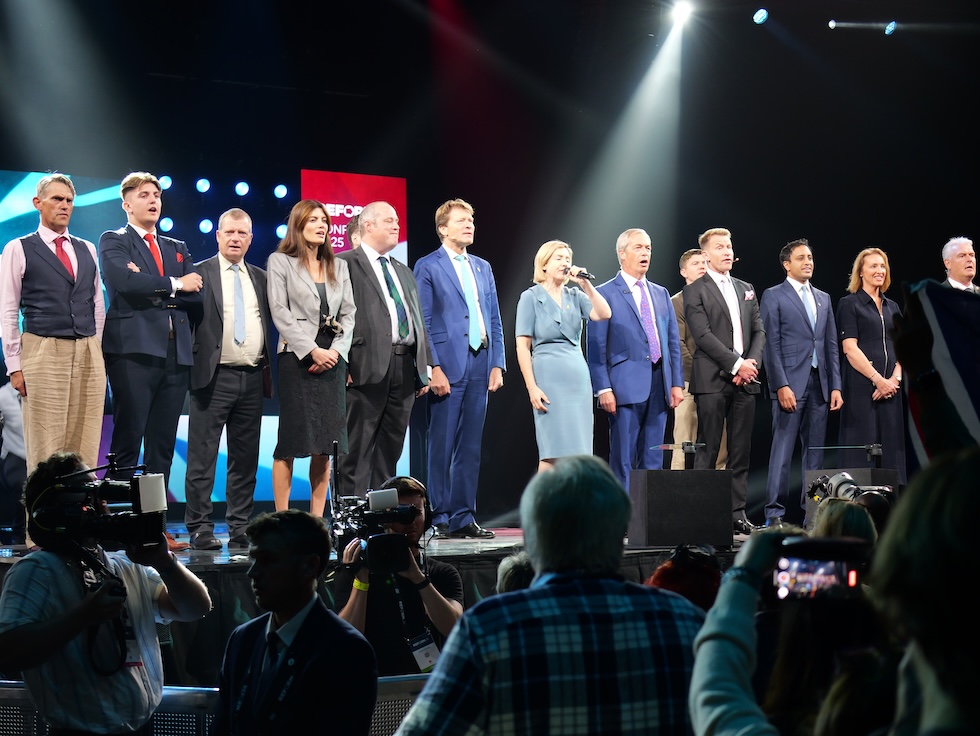 I dirigenti di Reform cantano l'inno nazionale al termine della convention, il 6 settembre a Birmingham