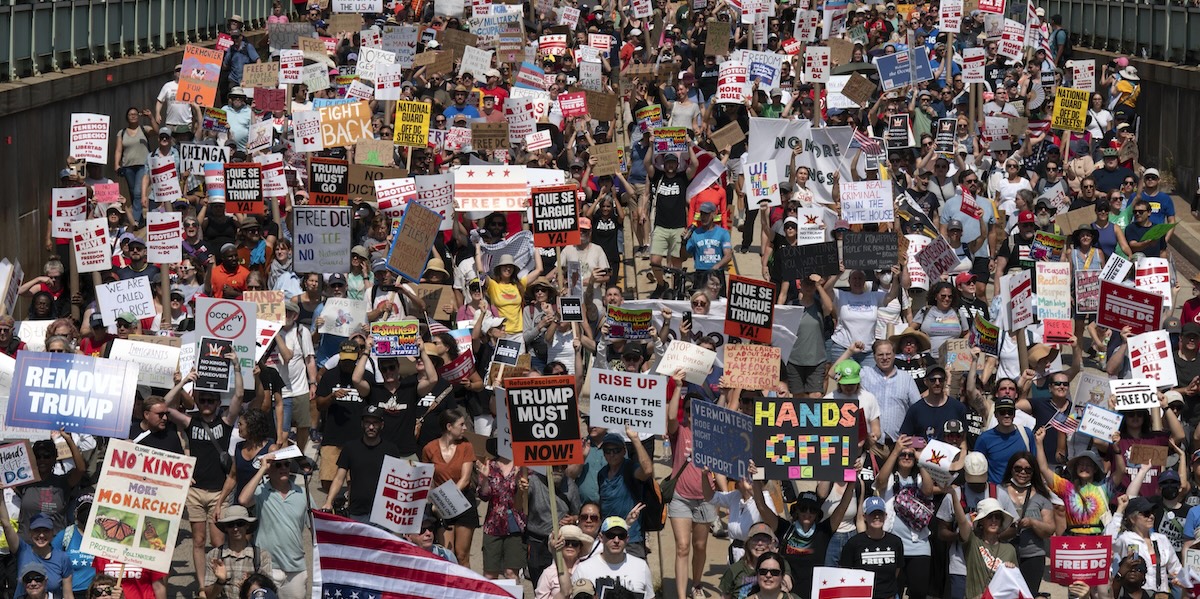 A Washington migliaia di persone hanno protestato contro la presenza della Guardia Nazionale decisa da Trump